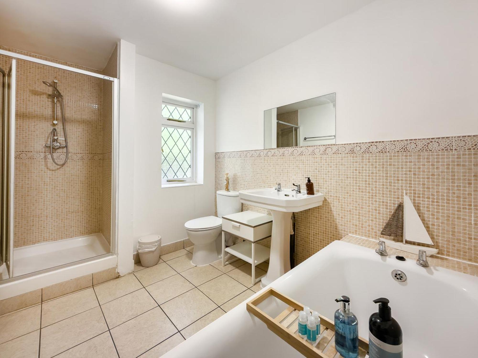 Rural Lodge Stay In Windsor! Hot Tub! Sleeps 20 Bray Ngoại thất bức ảnh