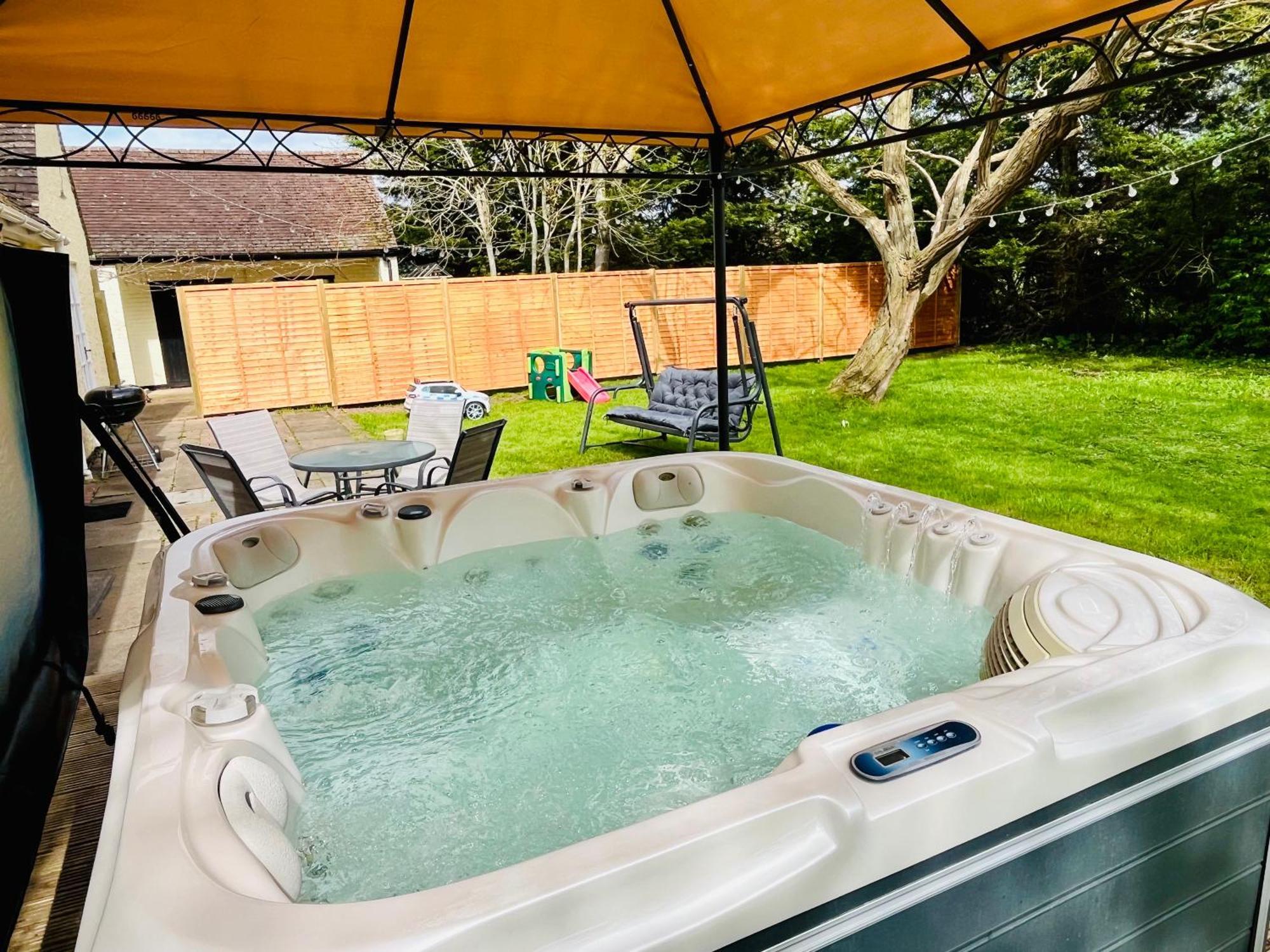 Rural Lodge Stay In Windsor! Hot Tub! Sleeps 20 Bray Ngoại thất bức ảnh