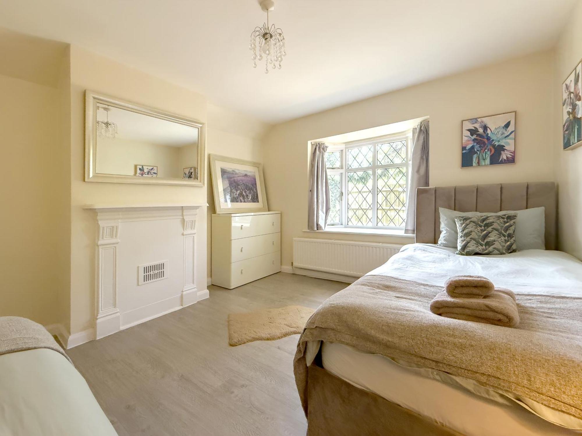 Rural Lodge Stay In Windsor! Hot Tub! Sleeps 20 Bray Ngoại thất bức ảnh