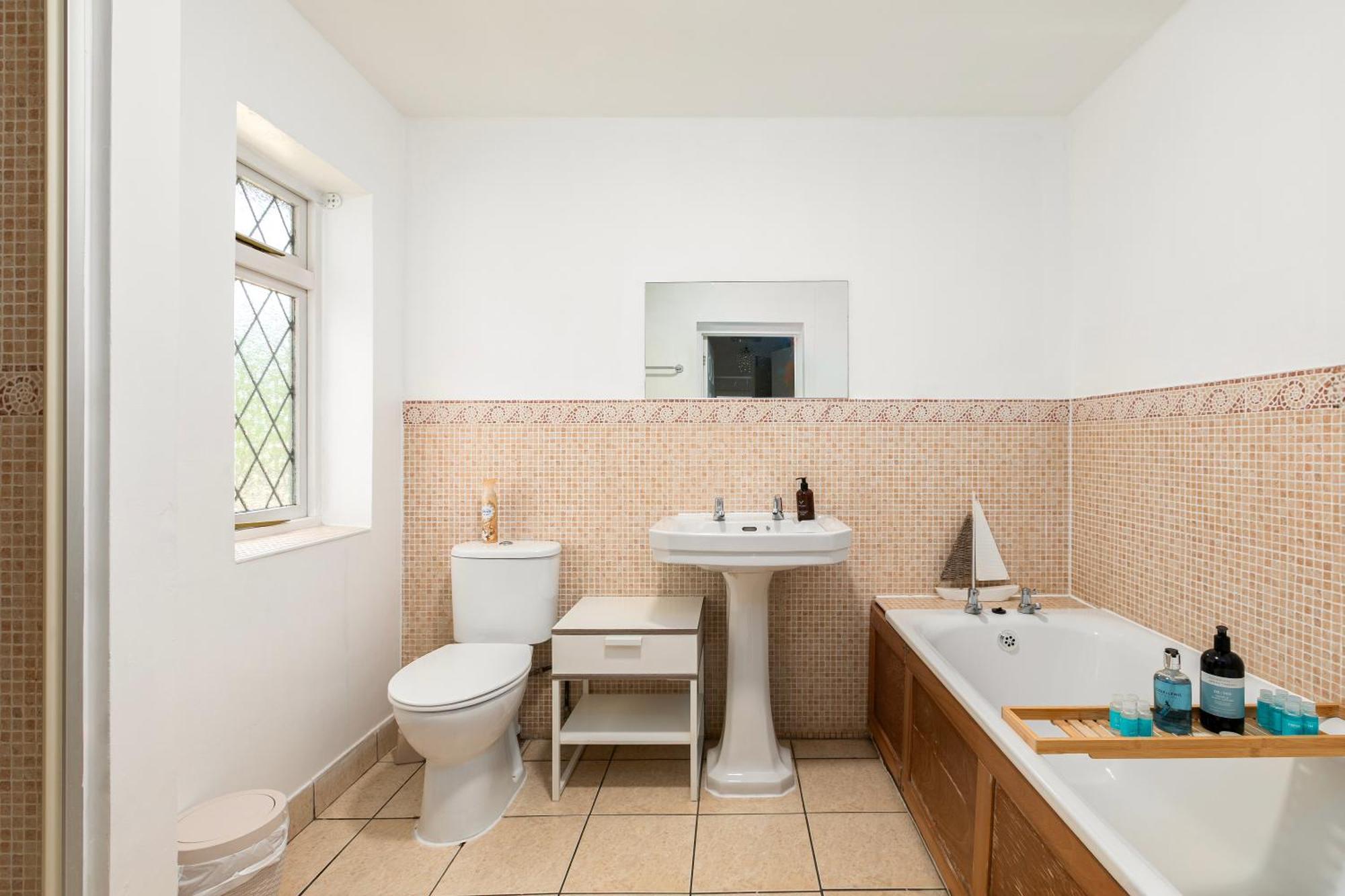 Rural Lodge Stay In Windsor! Hot Tub! Sleeps 20 Bray Ngoại thất bức ảnh