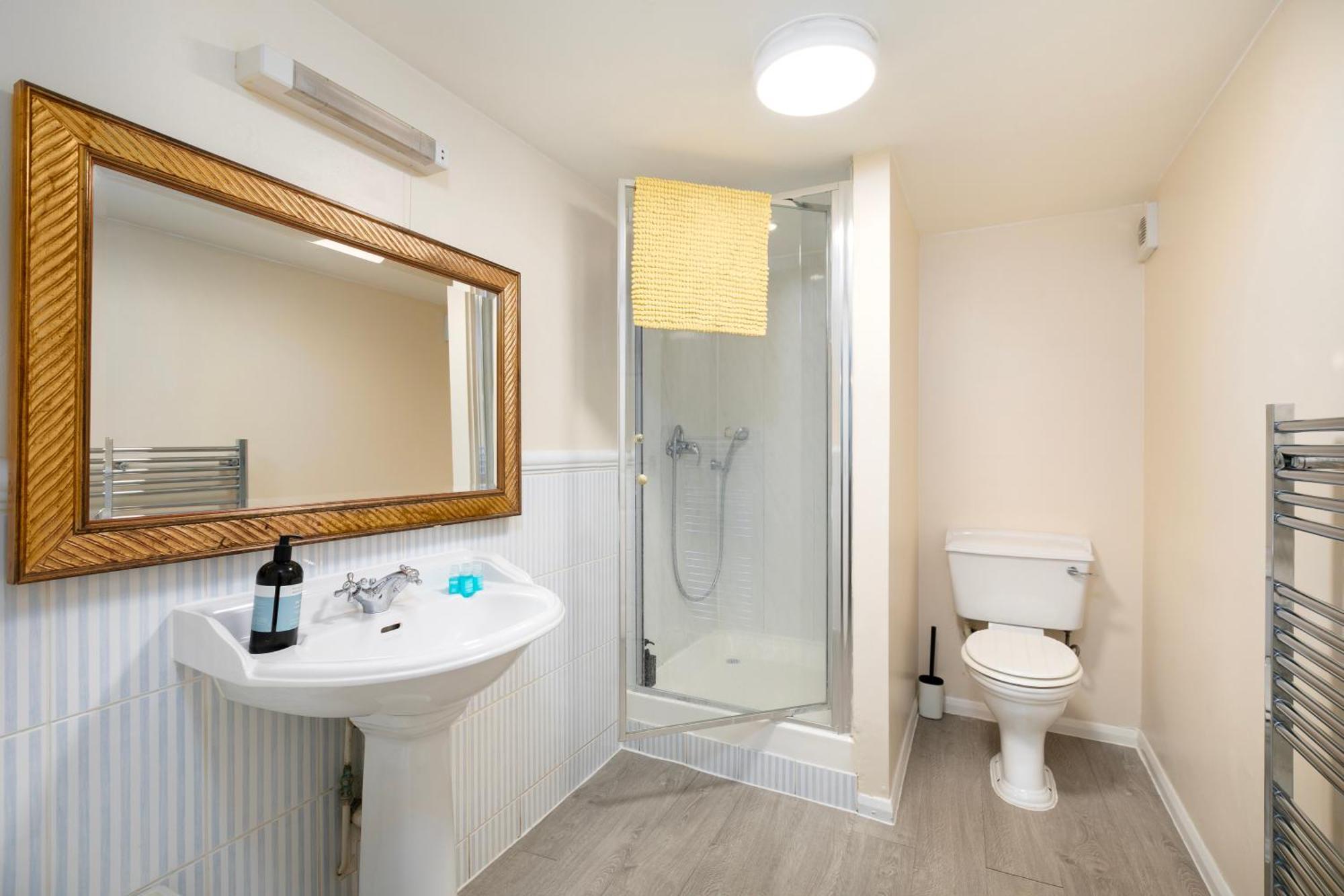 Rural Lodge Stay In Windsor! Hot Tub! Sleeps 20 Bray Ngoại thất bức ảnh