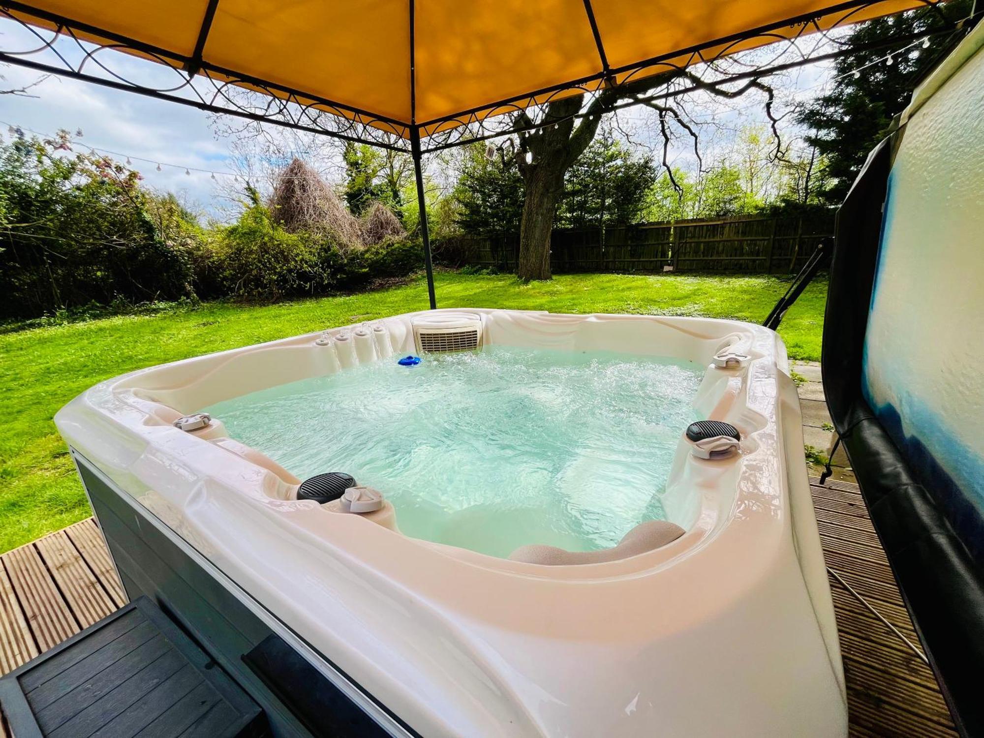 Rural Lodge Stay In Windsor! Hot Tub! Sleeps 20 Bray Ngoại thất bức ảnh